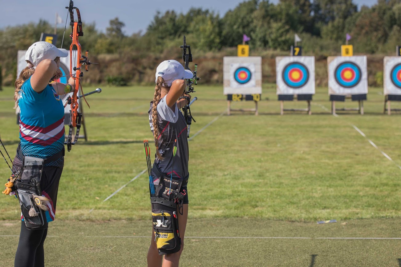 Jaunieši šauj ar Kompaktlokiem