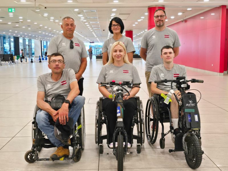 6 cilvēki lidostas gaitenī